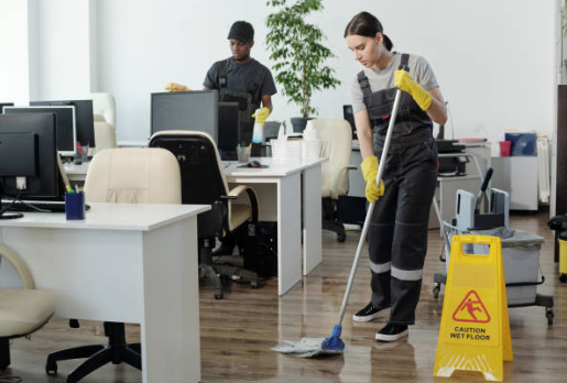 What are the benefits of hiring a commercial cleaning service?